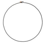 Collana Bollicine DoDo in acciaio con finitura PVD nero e piastrina in oro rosa 9K, lunghezza 50 cm.